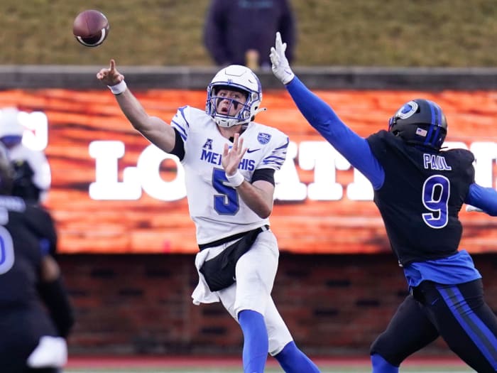 Memphis QB Seth Henigan throws